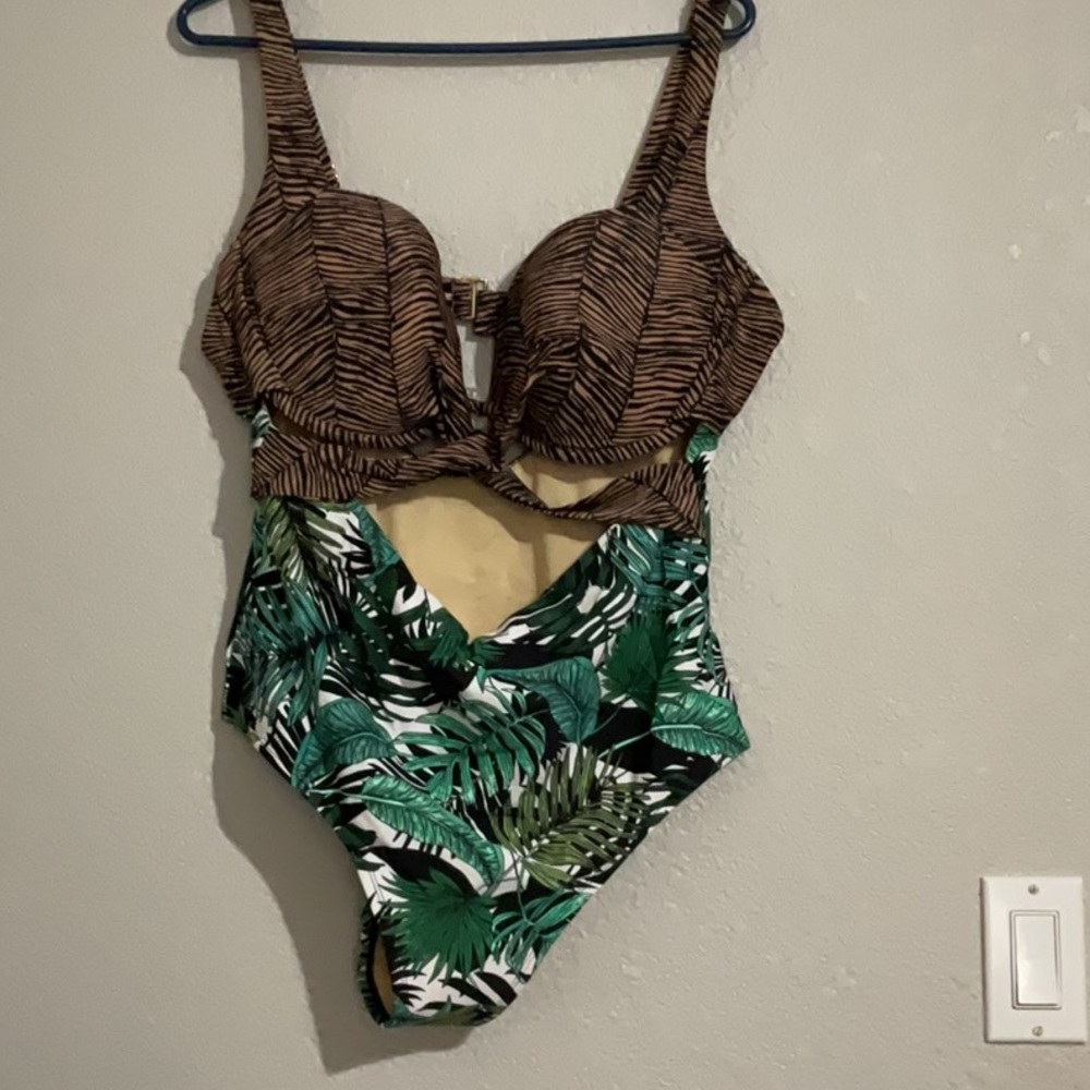 Plus Size one piece swimsuit never worn Size 20